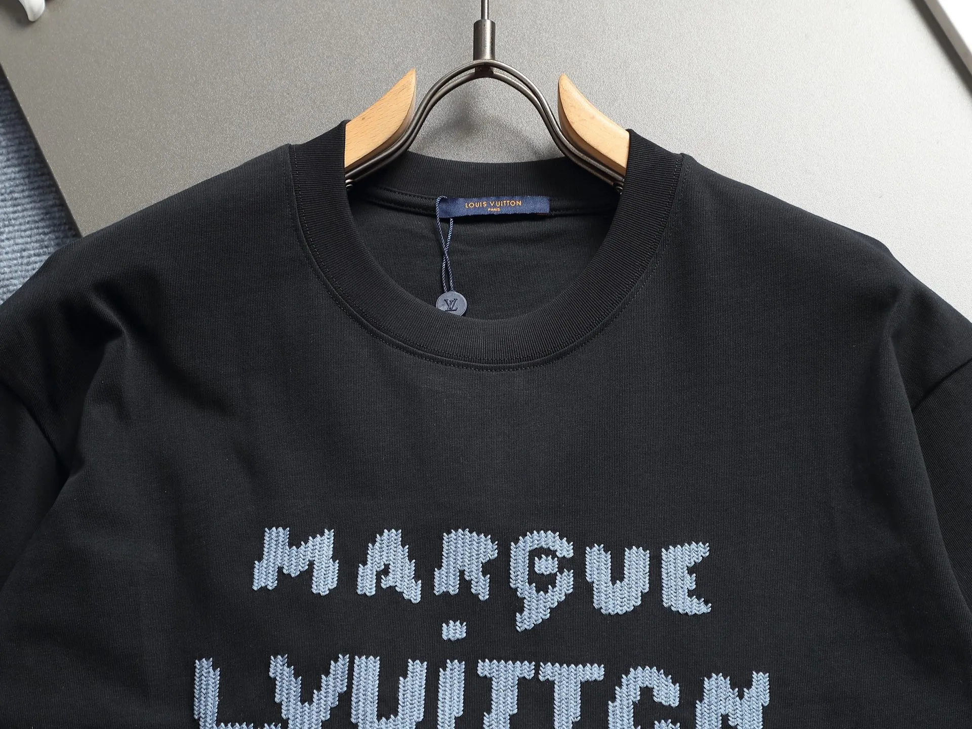 🅿️190 Louis Vuitton/Louis Vuitton English embroidery craftsmanship The large logo is exquisitely upgraded, inspired by the retro embroidery of the 1980s Original fabric Official same style Short-sleeved T-shirt 320g Same vat dyed fabric Very comfortable to the touch The latest brick cabinet synchronization for spring and summer Fashionable and individual Size: S M L XL